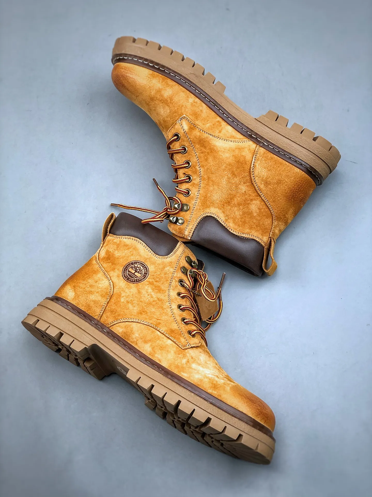 Local pick-up 💰560 supports store release. New goods 🚀 #Timberland Timberland/Timberland outdoor high-top casual rhubarb boots series #Guangdong Dachang quality, original box and original packaging, fashionable and trendy matching. The fabric is made of Italian 🇮🇹 top-grade frosted fine-grained cowhide. It is matched with anti-odor and anti-corrosion genuine leather latex insoles. The outsole and hardware are all made from OEM raw materials. It is the same as the original Goodyear and will never be glued. Good products do not kill pigs. Exclusively launched on the whole network. The quality is unquestionable. The whole set of official website unified packaging gives you a perfect wearing experience. The quality is exquisite and durable. A must-have for sportsmen. Specially designed to treat those who are not handsome. High-quality and first-class foot feel. Special for cold protection and outdoor use this winter. Casual matching for daily use. Size: 38 39 40 41 42 43 44 (leather shoe size)